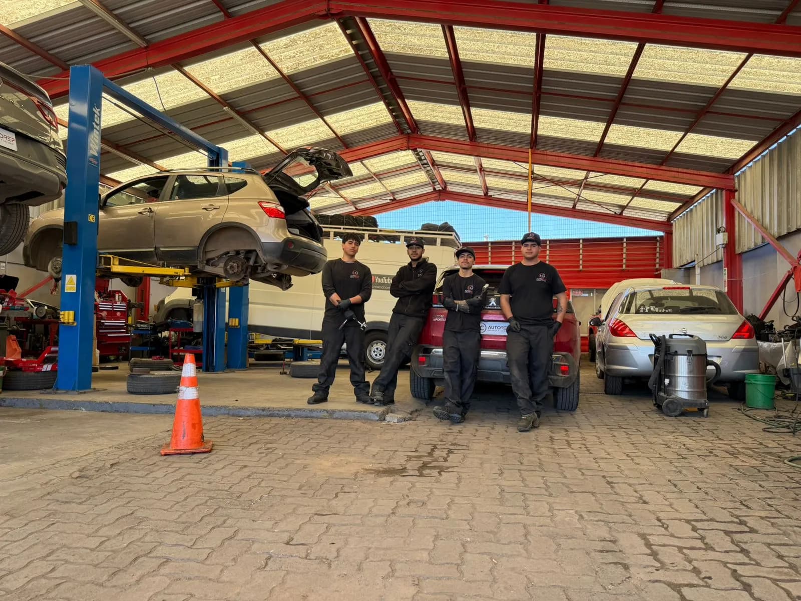 Técnicos de LCAUTOREP en el taller