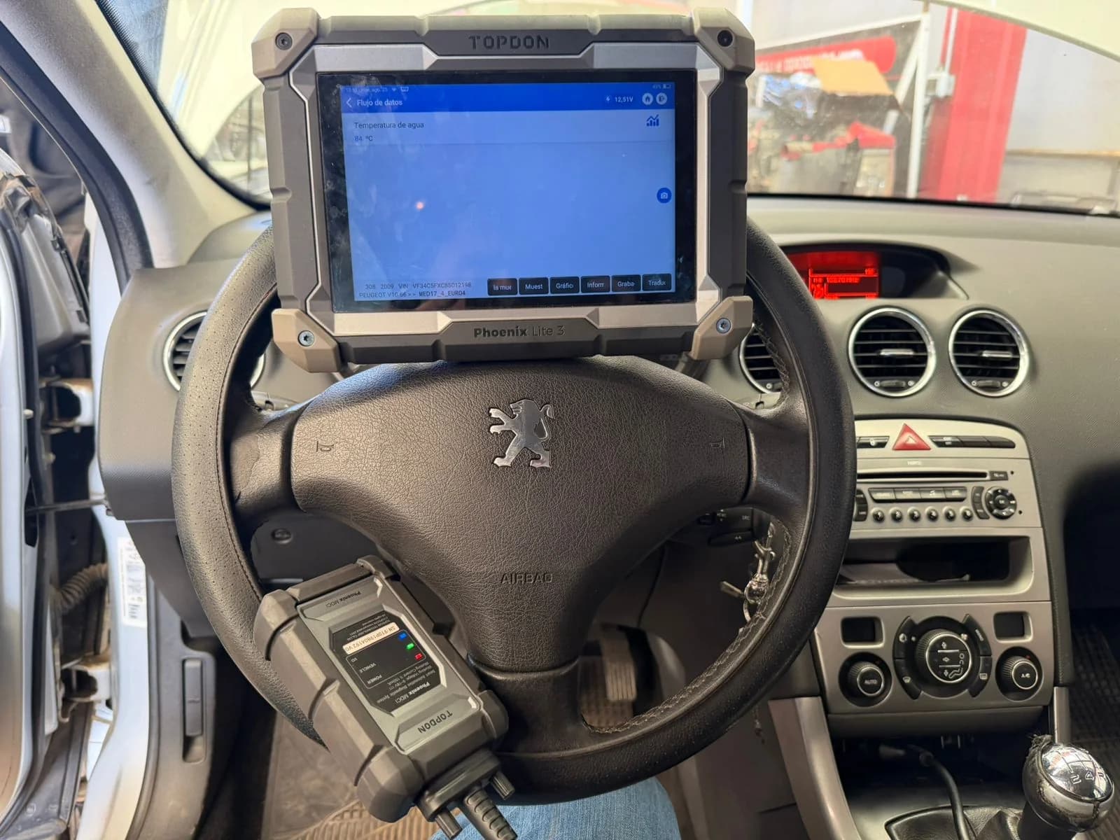 Escáner conectado a un Peugeot en diagnóstico