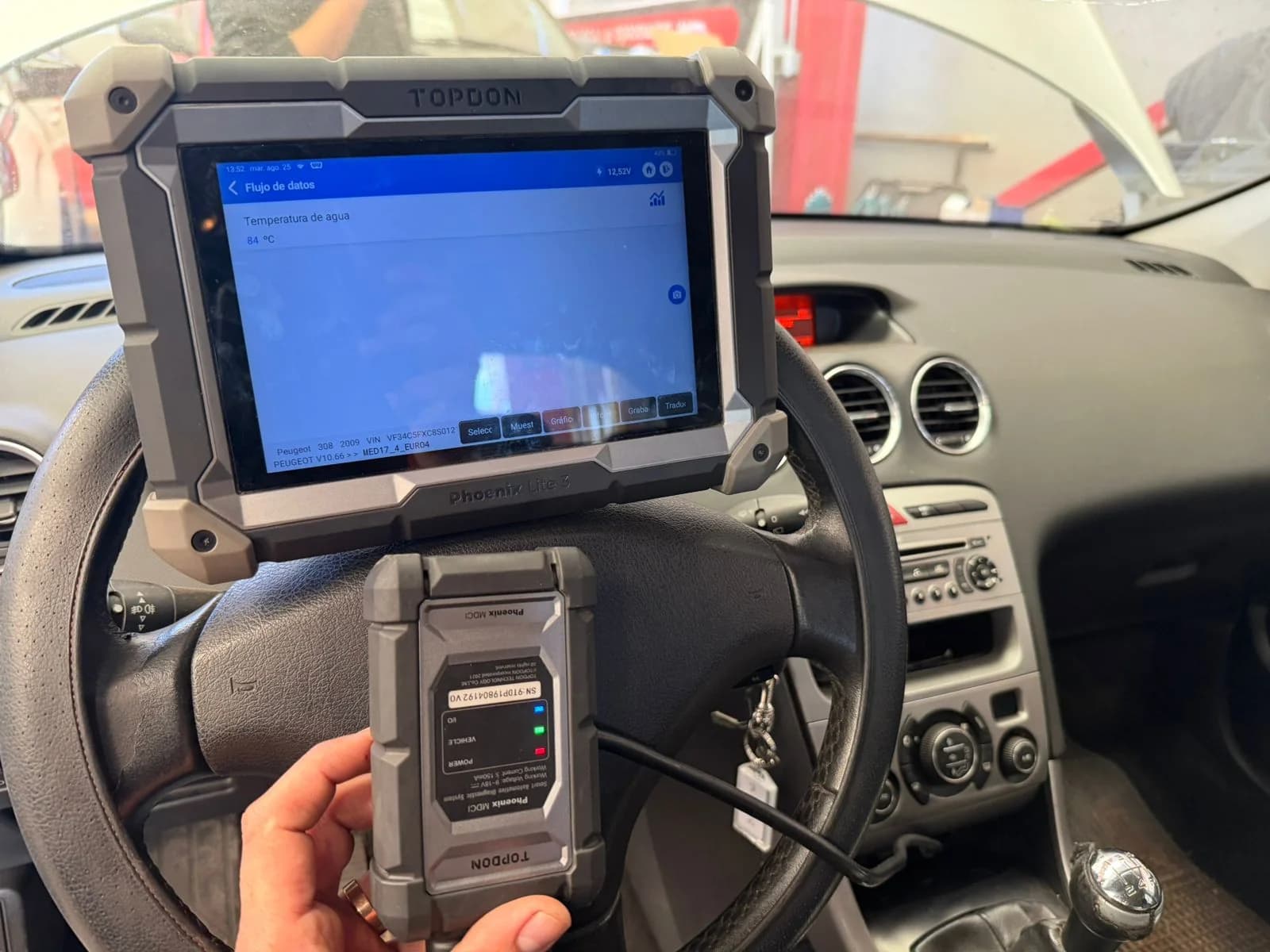 Pantalla del escáner con el diagnóstico de un vehículo